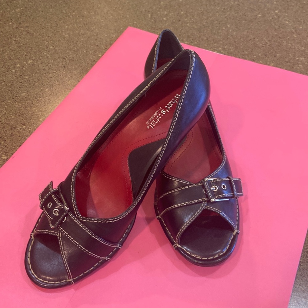 Aerosoles ladies black heels. 8.5 medium.